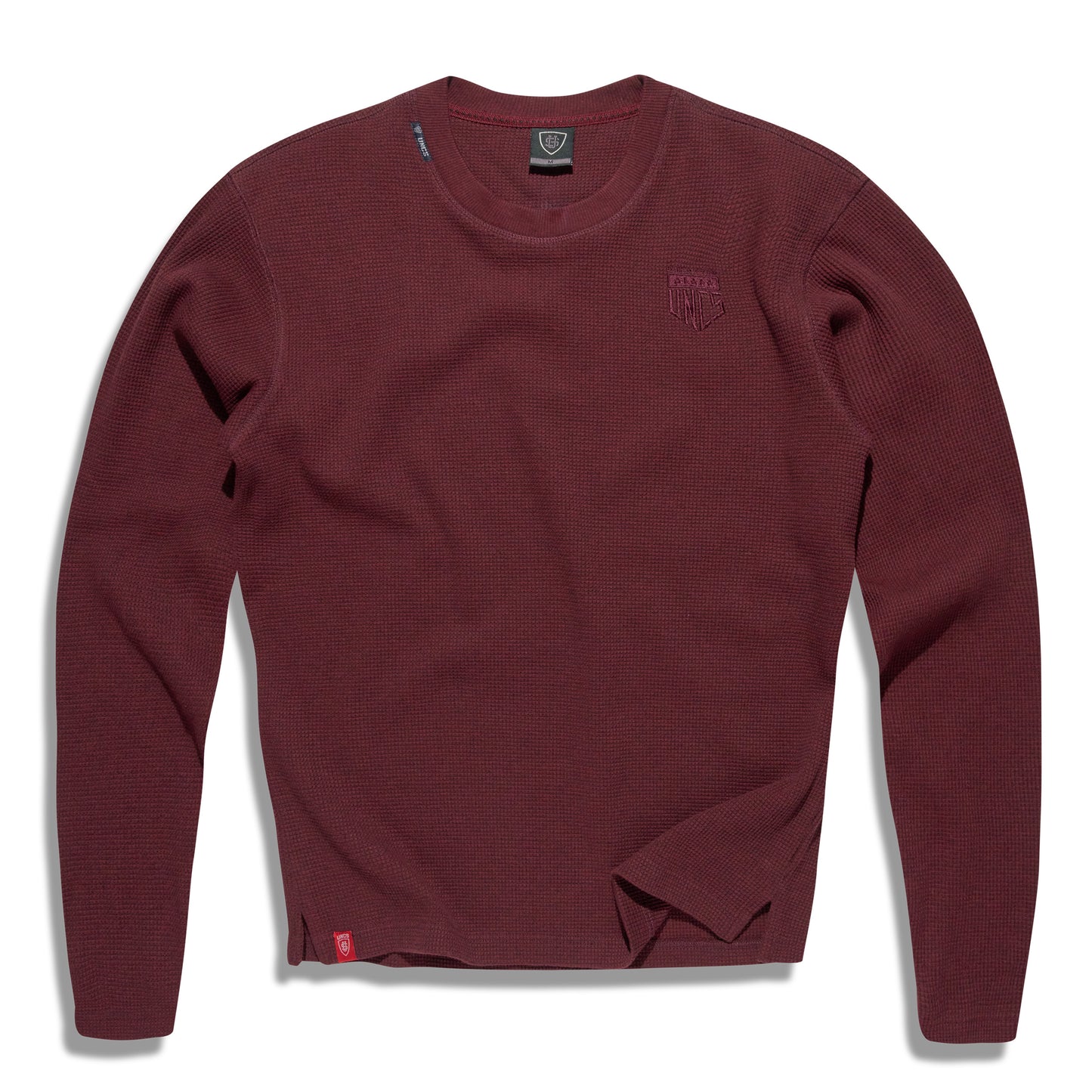 Tmavě červené pánské tričko UNCS s dlouhým rukávem, strukturovaný materiál, minimalistický design, pohodlné a odolné, streetwear styl.