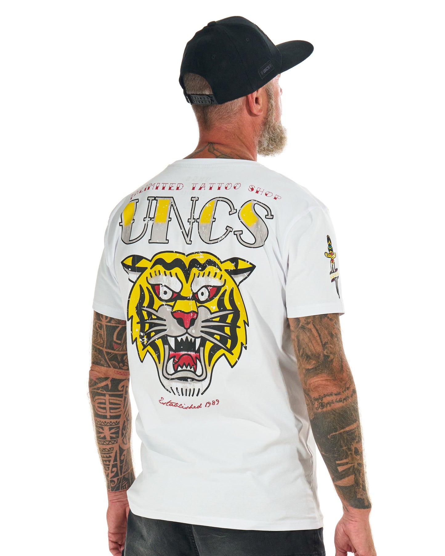 Bílé pánské tričko UNCS svýrazným motivem tygra. Vhodné pro muže, až do velikosti 6XL.