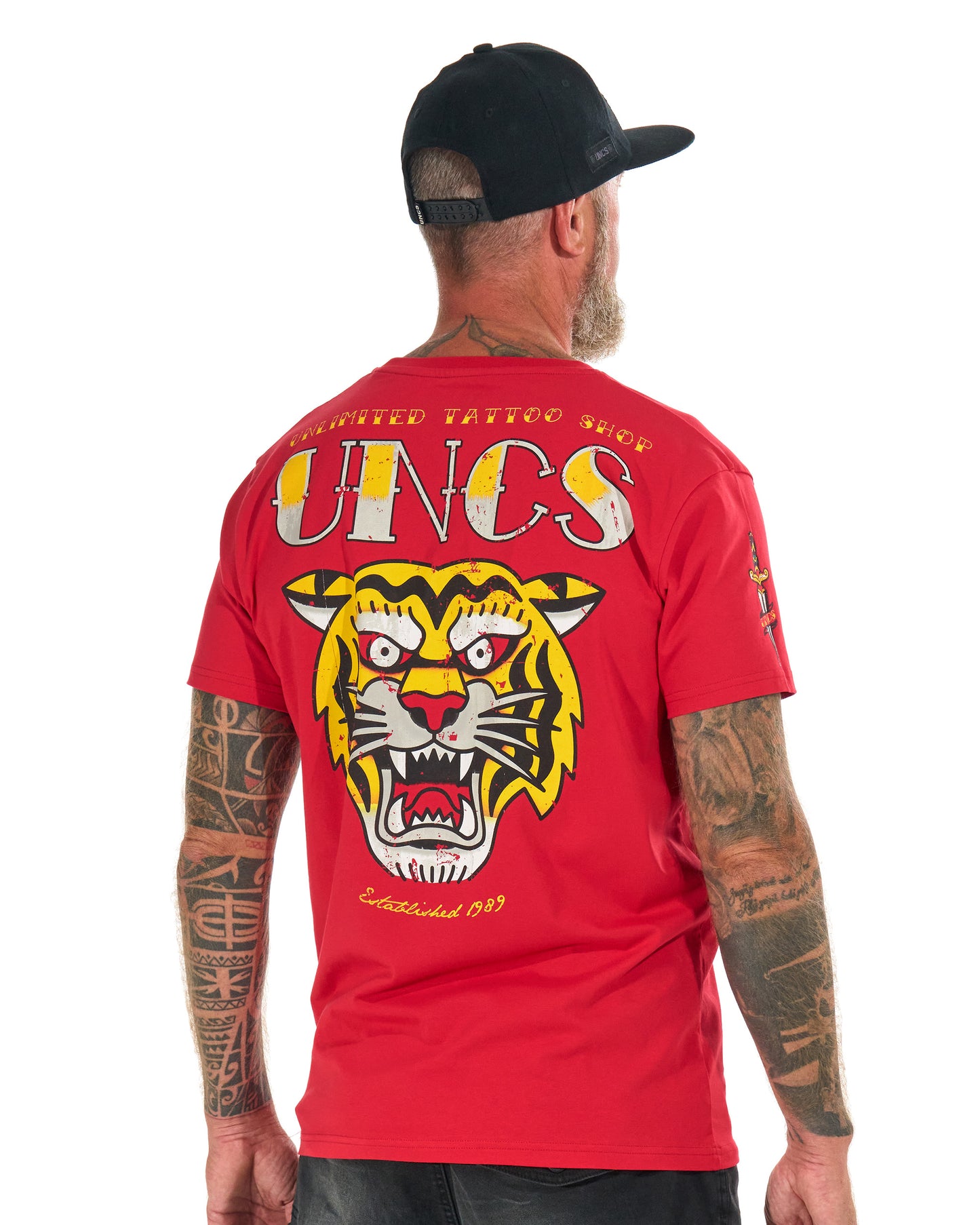 Červené tričko UNCS s tygřím potiskem na zádech, výrazný streetwear kousek pro muže až do velikosti 6XL.