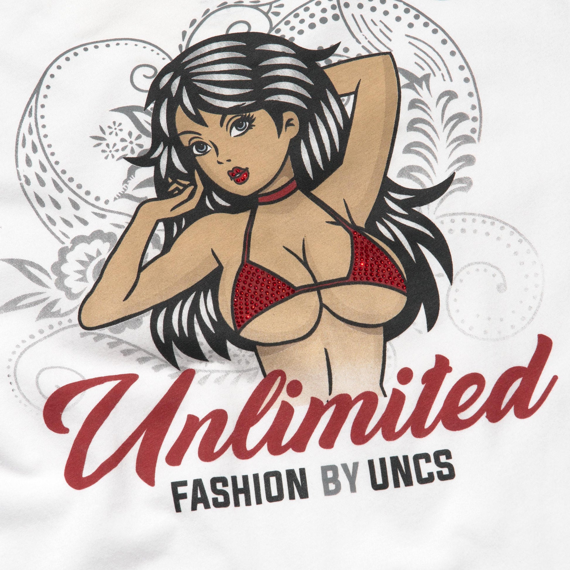 Bílé tričko UNCS s grafikou ženy v červeném bikinovém topu a nápisem Unlimited Fashion by UNCS.