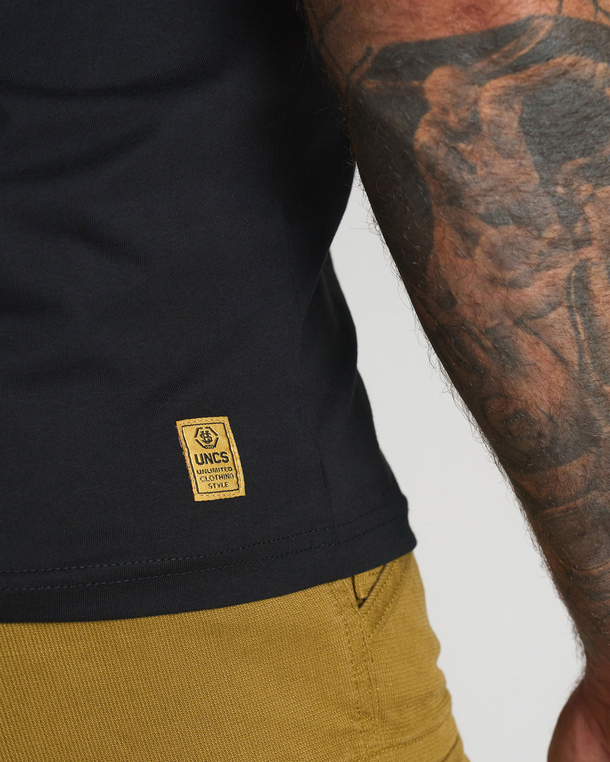 Pánské triko UNLIMITED V BLACK/GOLD